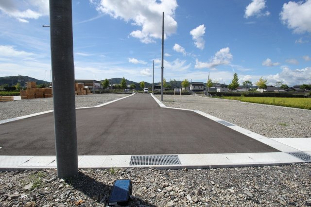 土佐市高岡町丙　3号地　建築条件なし　売土地（全9区画）の前面道路含む現地写真|北から南