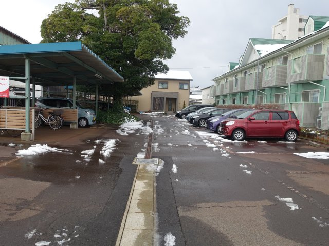 コンフォートさんべる樹の駐車場|屋根付き￥10,000　青空￥7,000