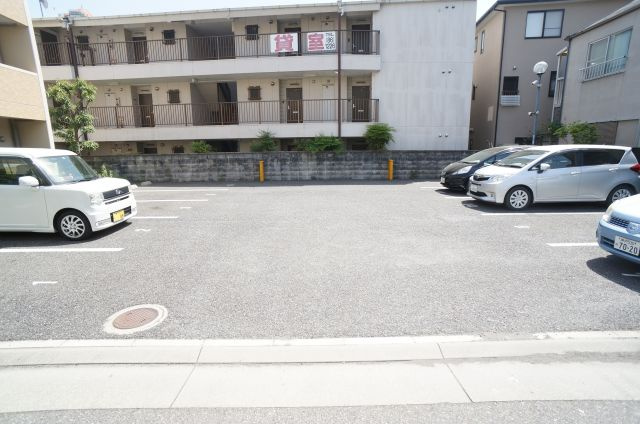 ジョイモアーの駐車場