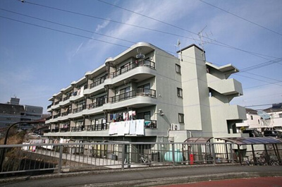 【外観】 | 相武台アイランドハイツ | 【オーナーチェンジ物件】「相武台」駅徒歩5分、周辺はコンビニもあり生活環境良好です。