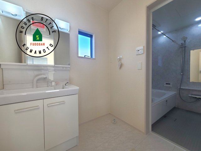 熊本市南区御幸笛田1丁目第1-1棟(1号棟)の脱衣所|ゆとりの洗面スペースで朝の身支度もスムーズに。暮らしを快適に変えるシャワー付洗面台です！