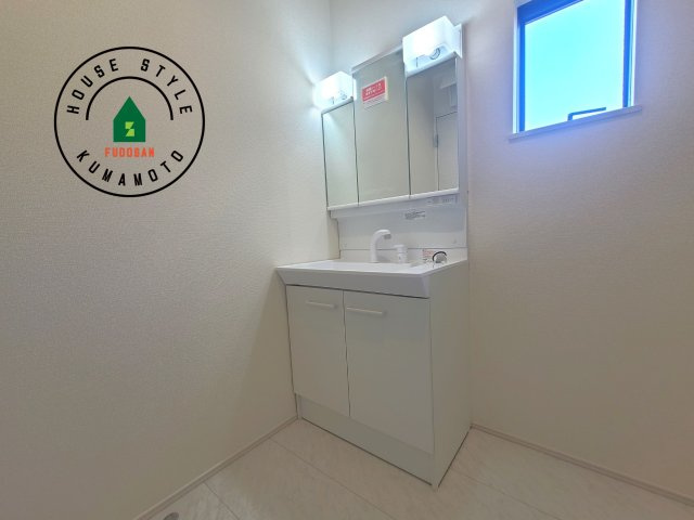 熊本市南区御幸笛田1丁目第1-1棟(1号棟)の独立洗面台|毎日使うものだから清潔な空間を保ちたい水回り。洗面にはそんな願いを解消させてくれる収納アイデアが満載です。三面鏡の裏側にはキャビネットが現れ小物から背の高い物まで収納できます。