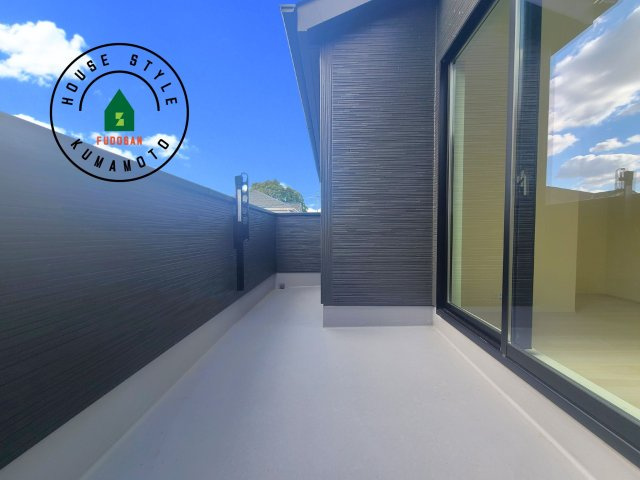 熊本市南区御幸笛田1丁目第1-1棟(1号棟)のバルコニー|風をしっかりと感じられるバルコニーでは、毎日が洗濯日和です。広々としているので洗濯も楽しくなるでしょうし、気分転換にバルコニーからの眺めを楽しむのもいいでしょう。