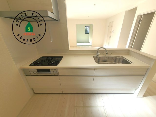 熊本市南区御幸笛田1丁目第1-1棟(1号棟)のキッチン|ご家族を近くに感じられる対面キッチンのLDK。会話もはずみそうですね。