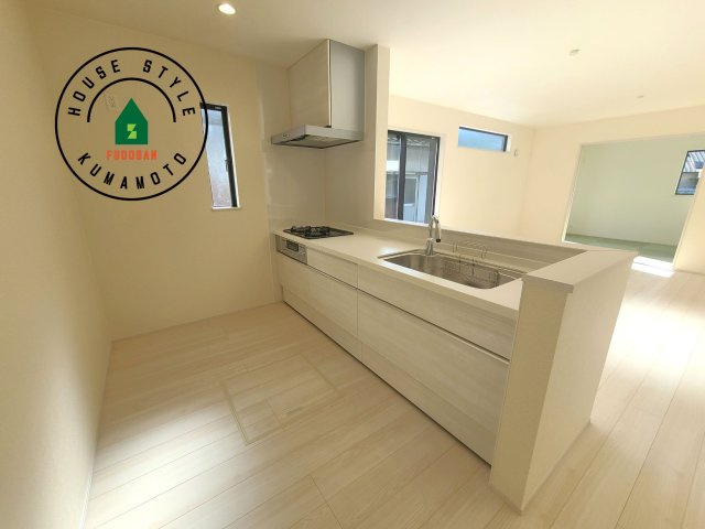 熊本市南区御幸笛田1丁目第1-1棟(1号棟)のキッチン|ダイニングテーブルへの配膳がラクラク、お料理はかどるカウンター付きシステムキッチン！