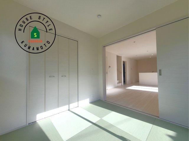 熊本市南区御幸笛田1丁目第1-1棟(1号棟)の和室|和室を上手に活用すると暮らし方の幅が広がります。例えば普段は開け放して、子供の小さいうちはお昼寝や遊びのスペースに。畳はソフトなので転んでもケガをしにくく安心です