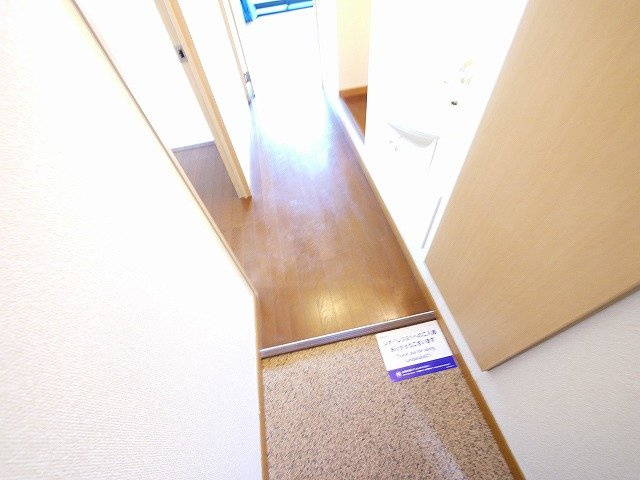 レオパレス浪漫の玄関|明るい玄関です
