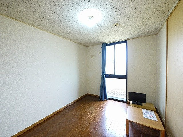 レオパレス浪漫の洋室|コンパクトで使いやすい洋室です