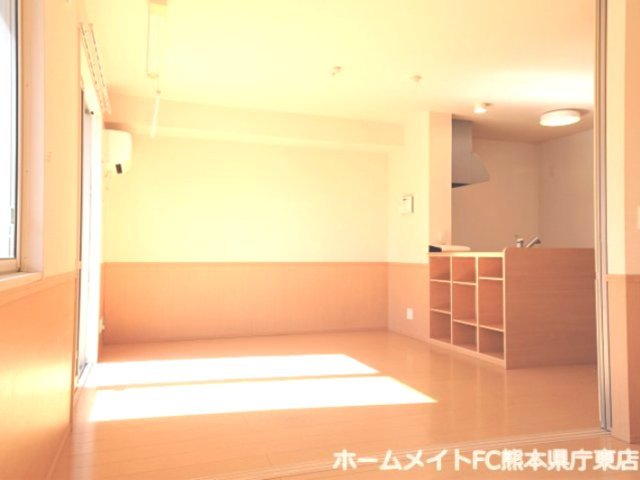 熊本市中央区国府１丁目のアパートの居間・リビング