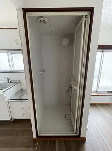【シャワールーム】