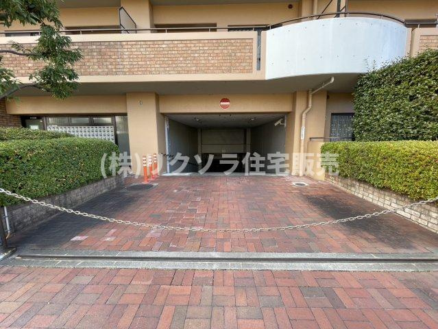 ロイヤルシャトーねやがわオークビルの駐車場|■物件内覧・資金計画相談・住宅ローン相談、リフォーム相談、お問合せ受付中■
※当日・翌日のご内覧、ご相談はお電話でのお問合せがスムーズです！