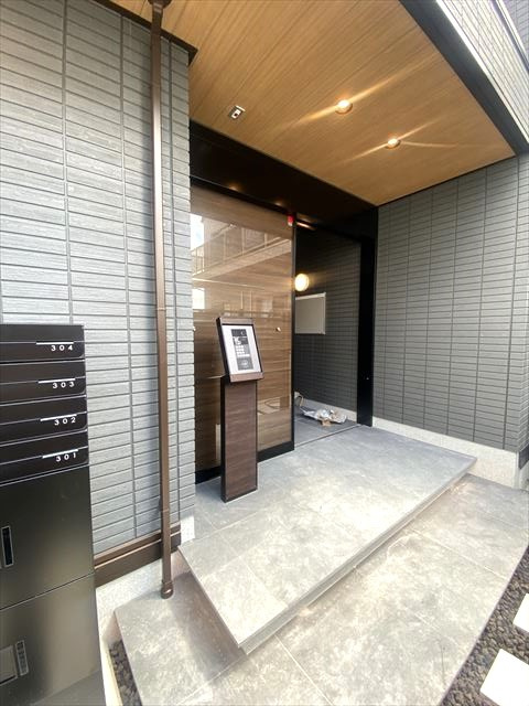 L'ESSOR西条のエントランス