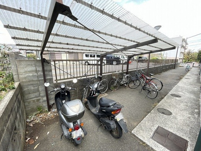 【その他共用部分】 | 緑台ビレッジⅠ | 屋根付きの駐輪場があるので雨が降っても安心です☆自転車はちょっとした移動手段に便利ですよね！