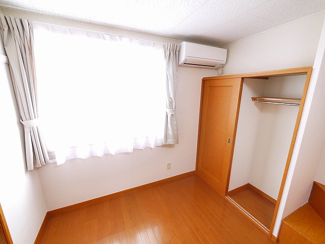 レオパレスリバーヒルの洋室|落ち着いた色調の洋室です