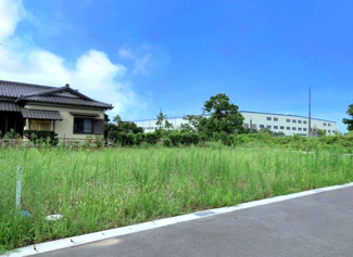 【外観】 | 前面道路は6ｍ公道で見通しがよく、車の出し入れもスムーズです！
間口は13ｍ以上ありますのでカースペースも広く取れます♪
周辺交通量は少ないので、騒音に悩まされることもなく静かに暮らしていただけます！