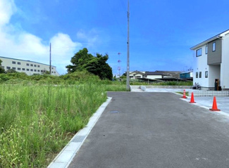 【前面道路含む現地写真】 | 前面道路は6ｍ公道で見通しがよく、車の出し入れもスムーズです！
間口は13ｍ以上ありますのでカースペースも広く取れます♪
周辺交通量は少ないので、騒音に悩まされることもなく静かに暮らしていただけます！