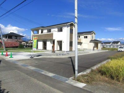 【前面道路含む現地写真】 | ブルーミングガーデン南アルプス市東南湖　2号棟 | 前面道路含む現地写真です