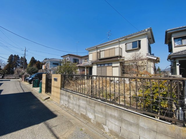 中古戸建の前面道路含む現地写真