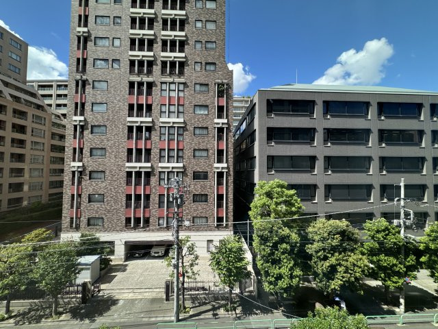 パークコート千代田一番町の展望|前面道路が広いため、前の建物の圧迫感がありません