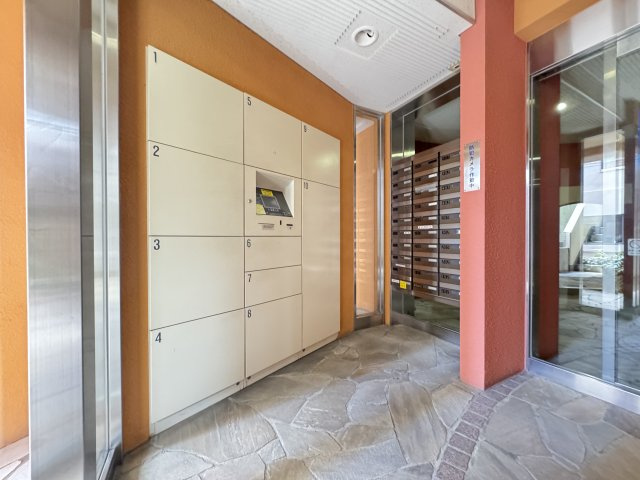 ベルクレール神楽坂のエントランス|宅配ボックスも完備