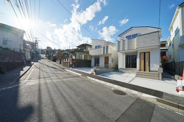 【横浜市旭区笹野台2-3-14全2棟新築戸建て】★仲介手数料無料★（笹野台小学校・希望が丘中学校）の前面道路含む現地写真
