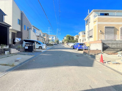 【前面道路含む現地写真】 | ◇◆成瀬台2丁目新築 全3棟 3号棟◆◇ | ◆前面道路も幅員があり車の運転も安心！前面道路は閑静な住宅地。車通りの少ない道路です。お子様にも安心です。