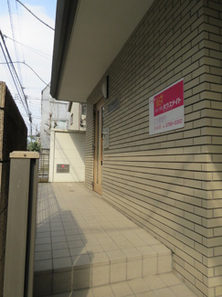 ◆落ち着いた色合いのエントランスです◆