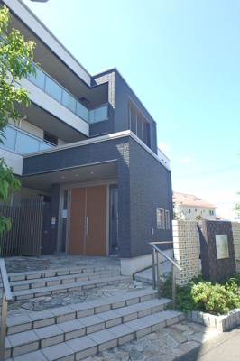 ★重厚感ある建物の入口★