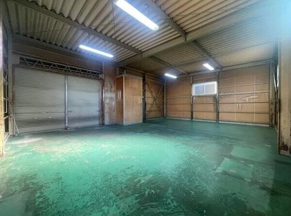 丸塚町倉庫付き事務所の駐車場