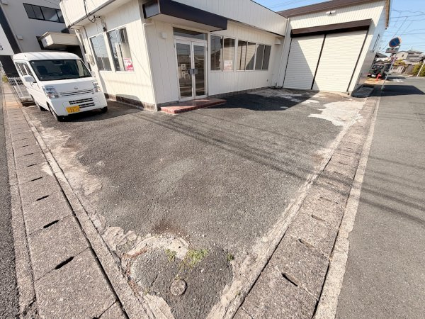 丸塚町倉庫付き事務所のエントランス