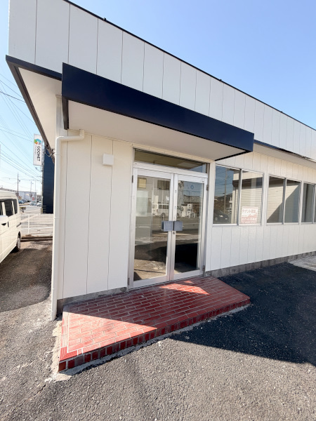 丸塚町倉庫付き事務所のエントランス