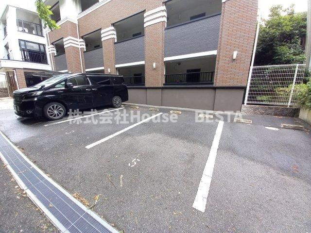 ヴィラ・ブリリオ神戸北野の駐車場