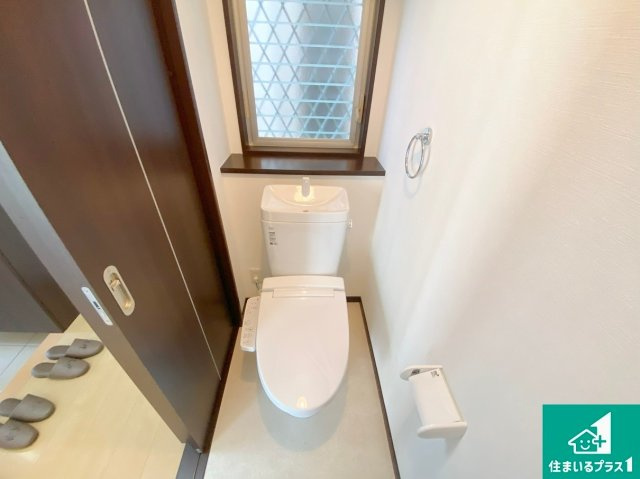 堺市北区百舌鳥梅町　中古一戸建てのトイレ|1・2階の2ヶ所にあるので、朝の忙しい時間の順番待ちもなく、深夜の利用にも大変便利です。