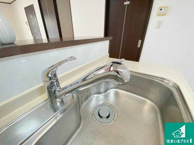 堺市北区百舌鳥梅町　中古一戸建ての内装|浄水器を内蔵！炊飯時、お茶を作る時に安心してお水を使えます！お湯と冷水、浄水と原水、シャワーの切替えもワンタッチです！