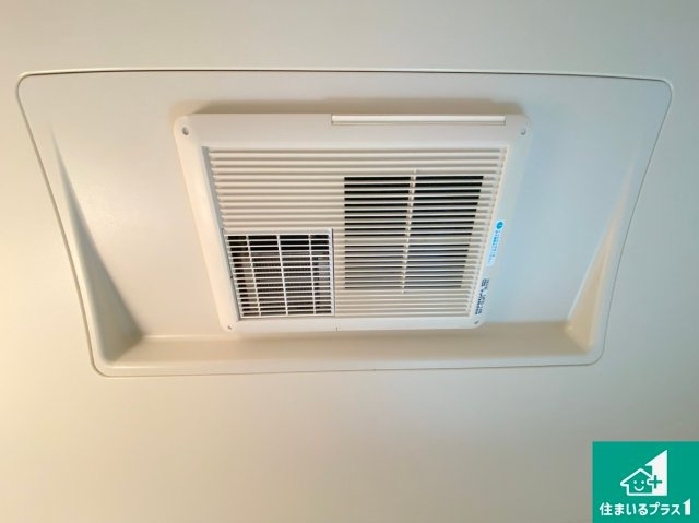 堺市北区百舌鳥梅町　中古一戸建ての設備|四季を通して快適なバスライフをお手伝いする浴室暖房乾燥機！浴室の乾燥・暖房・涼風・換気はもちろん、２４時間換気にも対応！