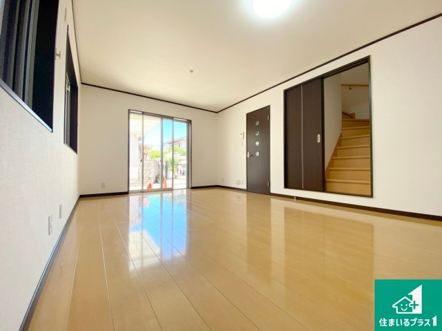 堺市北区百舌鳥梅町　中古一戸建てのその他|太陽の光が差し込むとっても明るいリビング！思わず微笑みたくなる居心地の良さ。家族団らんの時間も増えそうなくつろぎのＬＤＫで、住む人のこだわりを活かすゆとりある空間♪