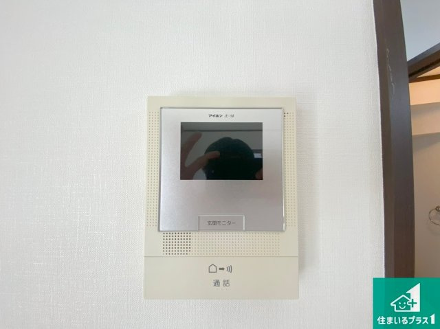 堺市北区百舌鳥梅町　中古一戸建ての防犯設備|カラーモニターインターホン！声だけでなく来訪者の姿や顔がモニターで確認できるので、小さなお子様がいらっしゃるご家庭でも安心できます！