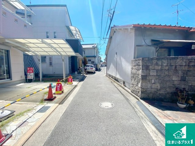 堺市北区百舌鳥梅町　中古一戸建ての前面道路含む現地写真|周辺は閑静な住宅街！前面道路広々で車の出し入れも便利です。駐車が苦手な方でも安心して車庫入れできます！
