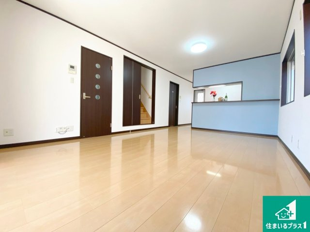 堺市北区百舌鳥梅町　中古一戸建ての居間・リビング|シンプルなリビングは、ソファーを置いたり、観葉植物を置いたり、家具の配置やインテリアで住む人のこだわりを活かすゆとりある空間にしてください♪全室複層ガラスの快適リビング