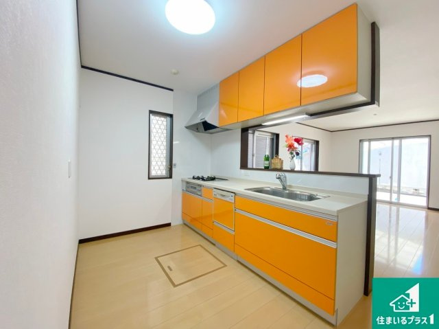 堺市北区百舌鳥梅町　中古一戸建てのキッチン|収納豊富！浄水器付きキッチン！お子さまの様子を見ながらお料理を楽しむことができますね。家族のコミュニケーションが増え会話もはずみそう！浄水器付きワイドシンク