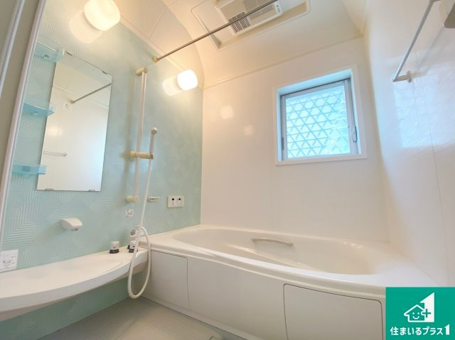 堺市北区百舌鳥梅町　中古一戸建ての浴室|ゆったりと足を伸ばせる浴室は一日の疲れを癒してくれる大切な空間です。小窓も付いており換気も行えます。浴室乾燥機も設置しているので、雨の日の洗濯物も安心です♪