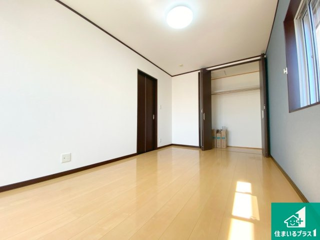 堺市北区百舌鳥梅町　中古一戸建ての洋室|ナチュラル感のある洋室は、自分好みのインテリアが楽しめます♪ぜひお楽しみください♪【現地写真】