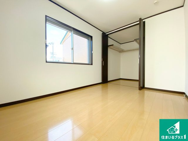 堺市北区百舌鳥梅町　中古一戸建ての子供部屋|寝室は心地よい眠りについてもらいたくて、シンプルでかつ開放的な空間に！大きな窓から差し込む朝日が、すっきりとした目覚めをサポートします。【現地写真】