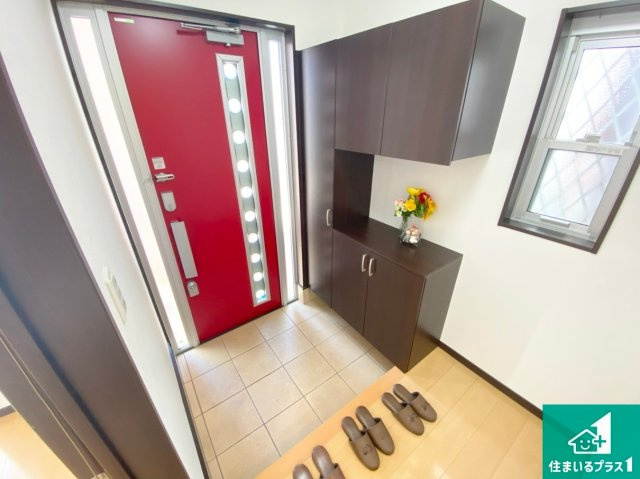 堺市北区百舌鳥梅町　中古一戸建ての玄関|ご家族皆様の靴もたっぷり収まる大容量の玄関収納を設けました。見た目もスッキリ綺麗な玄関に！