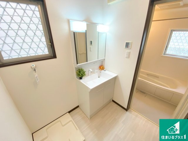 堺市北区百舌鳥梅町　中古一戸建ての独立洗面台|清潔感のある洗面台です。フラットな鏡は掃除がしやすく毎日清潔！鏡裏には収納があるのでスッキリとした洗面台が保てます。