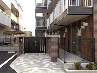 【エントランス】 | ゴールデンゴンタ | オートロックゲート完備物件です。