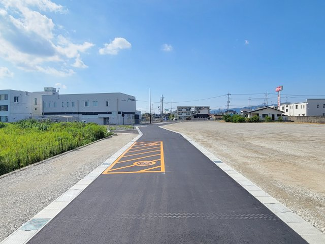 ライフフィールド備前の前面道路含む現地写真