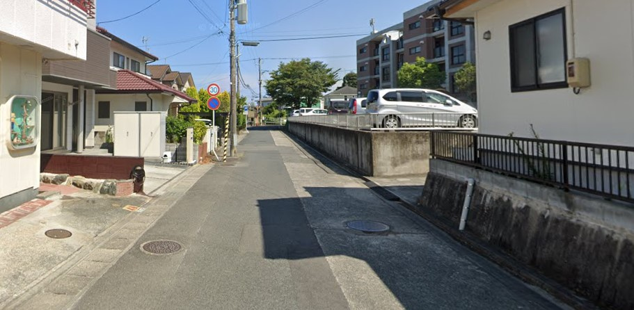 【建築条件付売地】平8期※子育て支援対象※の前面道路含む現地写真|建築条件付き売地、全4区画!!郷ケ丘小学校まで徒歩4分です♪お気軽にお問い合わせください♪(TEL080-9052-9009　担当：梶田）2024年7月撮影