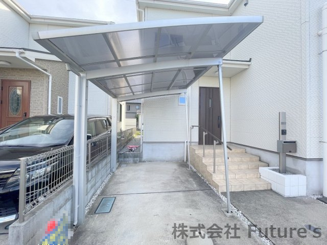 三郷市戸ヶ崎1丁目　中古戸建の駐車場|◆カーポート付なので大切なお車を雨から守れます◆