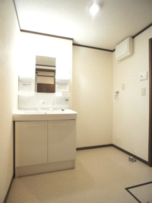 【独立洗面台】 | グリーンガーデンⅡ | 洗髪洗面化粧台と洗濯機置き場があります♪